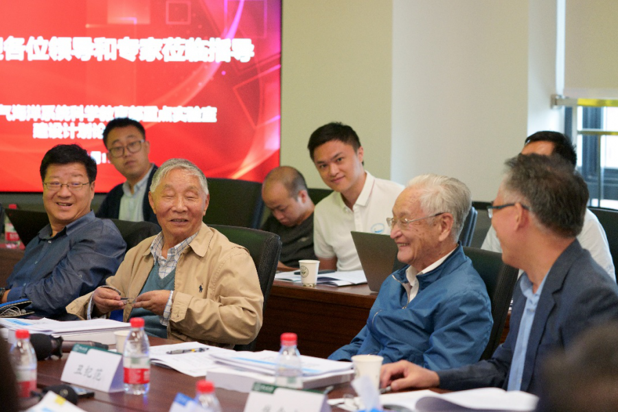 专家组成员进行点评