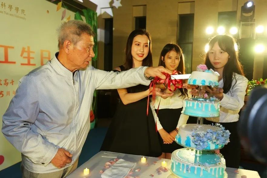 曾庆存院士切蛋糕