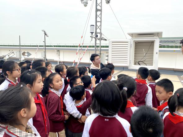 大气科学学院学生讲解气象观测仪器
