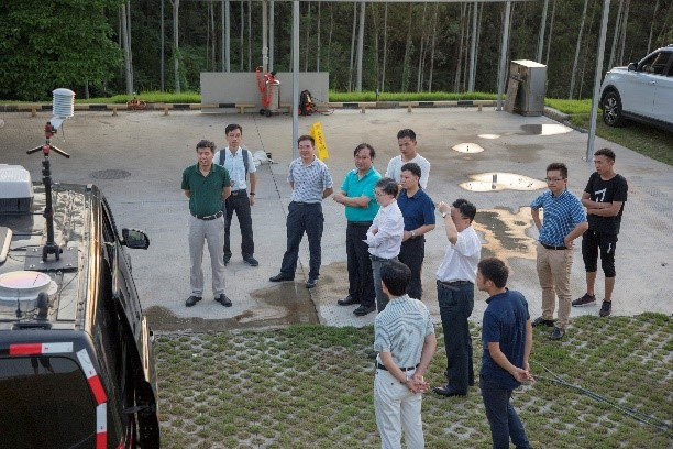 与会领导考察增城国家基准气候站、开放实验站增城基地,参观我院环境气象综合观测车
