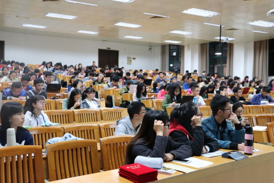 社会生活中的诚信与欺诈 ——我院举办东校园本科生诚信教育讲座