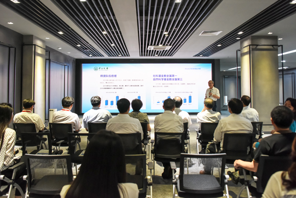 中国气象局党组书记、局长刘雅鸣率队到我校考察大气学科的发展