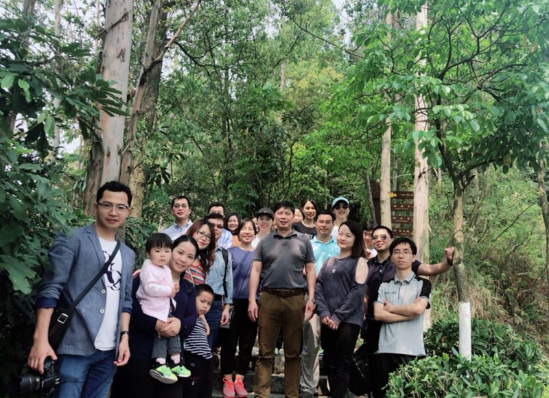 图为大气科学学院教职工在黄山鲁国家森林公园合影留念