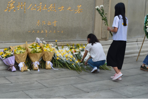 时代变幻,精神永存——我院2015级应用气象班祭拜烈士陵园