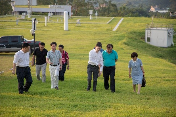 与会领导考察增城国家基准气候站、开放实验站增城基地,参观我院环境气象综合观测车