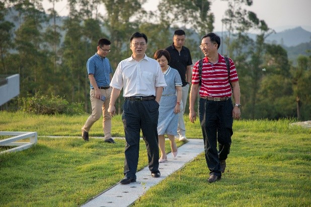 与会领导考察增城国家基准气候站、开放实验站增城基地,参观我院环境气象综合观测车